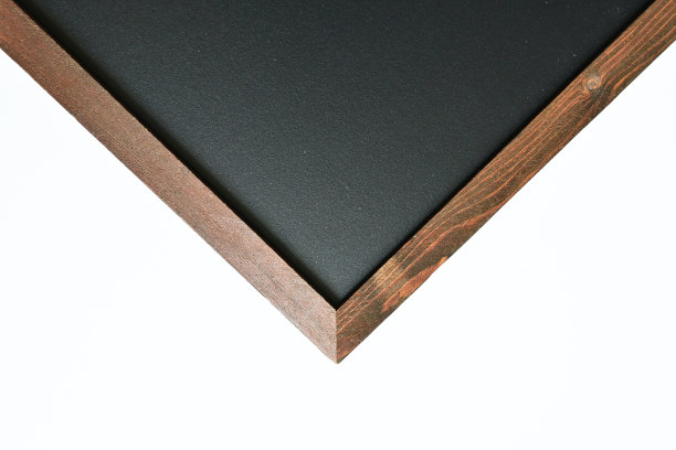 空白干净的新黑板在木制框架隔离在白色背景，黑板为教育学校图片下载