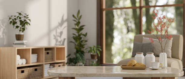 在舒适的当代客厅大理石咖啡桌上的空模型空间。图片下载