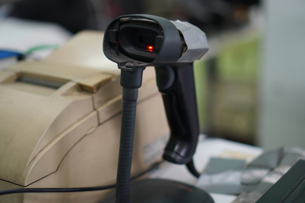 图为柜台上的交易系统中使用的条形码扫描设备。图片下载