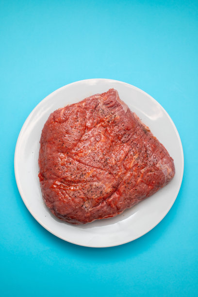 腌牛肉配黑胡椒图片下载
