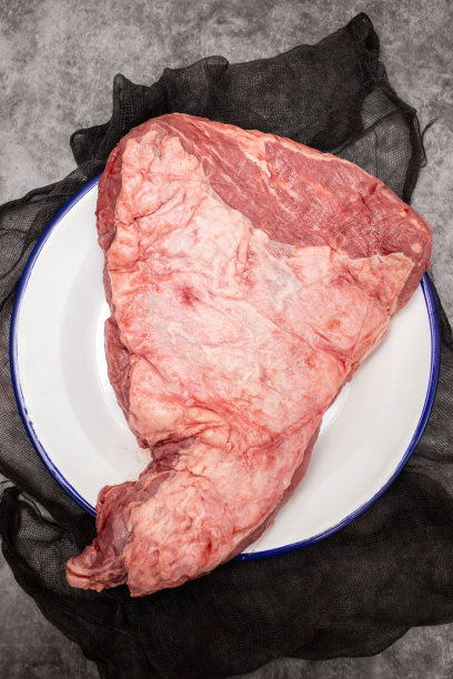 腌牛肉配黑胡椒图片下载