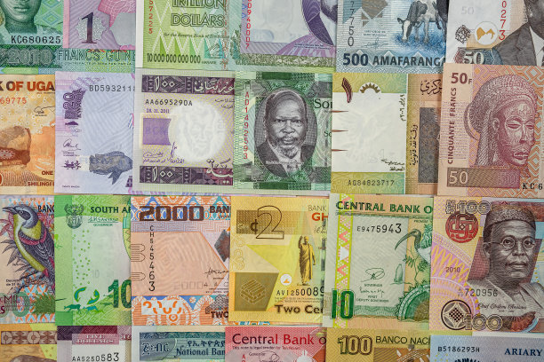 不同的非洲纸币的背景，遍布整个桌子。图片下载