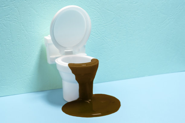 马桶堵塞。马桶溢出来了。下水道的问题图片下载