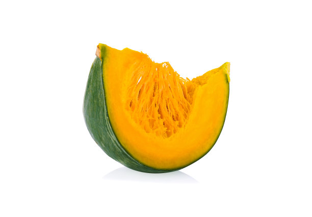 白色背景上的南瓜片。图片下载