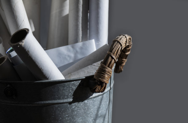 近距离的烤纸在金属桶图片下载