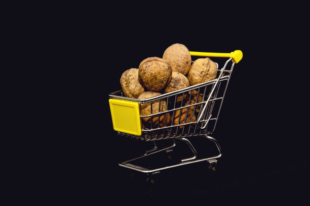 大的新鲜核桃特写在照相馆图片下载