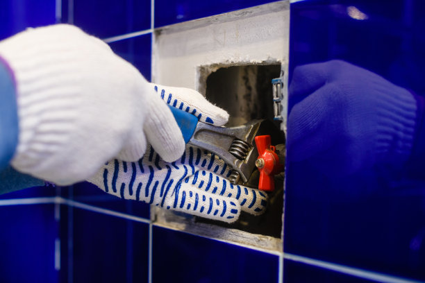 一个男人的手特写与一个可调节扳手。图片下载