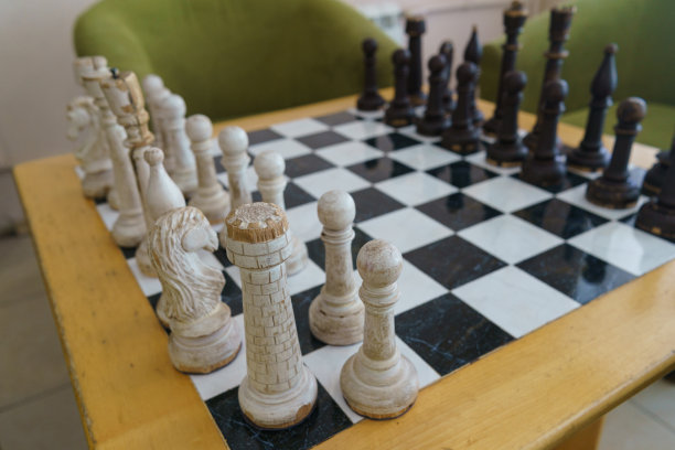 棋盘上的棋子。图片下载