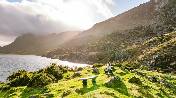 爱尔兰克里郡邓洛峡谷，观景女子，自由自在的自然，坚强的自然，登山女子，电影般的自然照片，放松冥想的自然，放松的自然女子图片下载