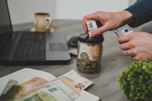 把钱放进罐子里图片下载