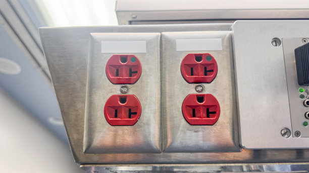 一个安装在白墙上的电源插座的特写镜头图片下载