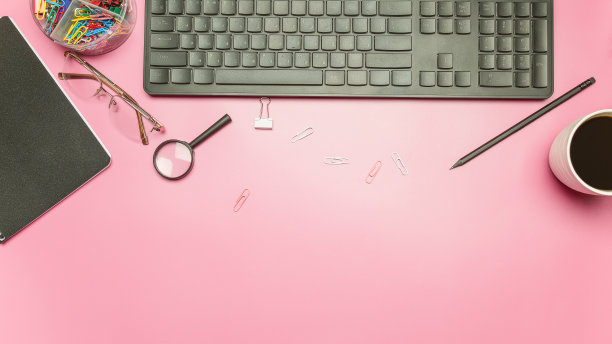 淡粉色的办公桌，笔记本电脑，键盘，咖啡杯和笔记本电脑。俯视图，复制空间，平铺。图片下载