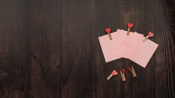 节日信，贺卡，情人卡，办公室木桌上的礼物。俯视图平铺。图片下载