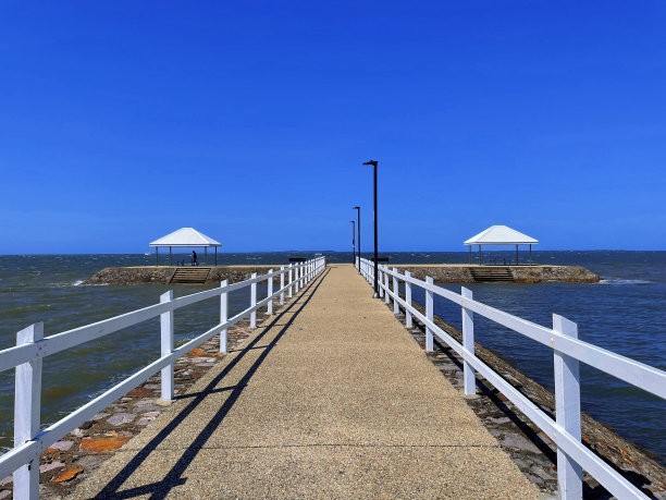 宁静水域附近码头上的两个凉亭。图片下载