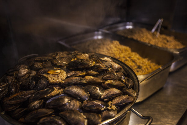 土耳其街头小吃，把贻贝塞在锅里图片下载