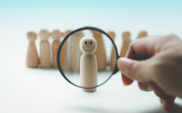 人手握放大镜进行人力资源搜索，人才管理图片下载