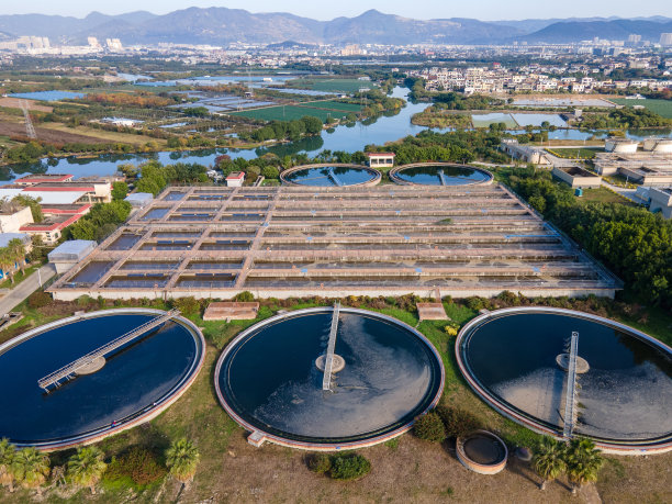 运作中的污水处理厂设备鸟瞰图图片下载