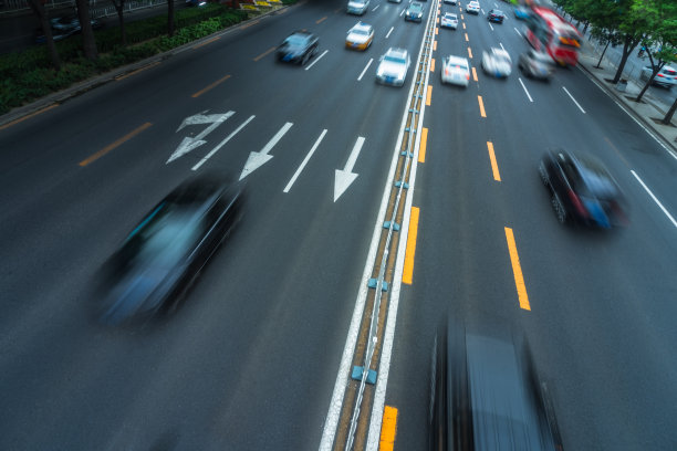 汽车行驶在城市道路上，高角度视野，中国北京图片下载