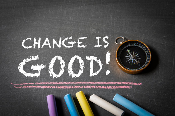 改变是好事。指南针和彩色粉笔在黑板上图片下载