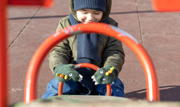 孩子们在游乐场玩滑梯秋千船形状五颜六色的建筑图片下载