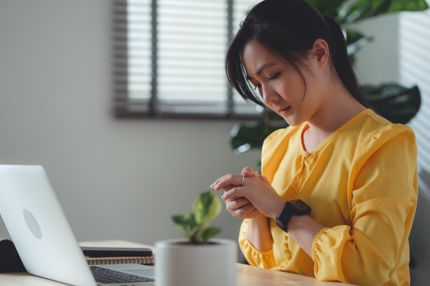 结婚后，坐在家里办公室的亚洲女性感到很难过。图片下载