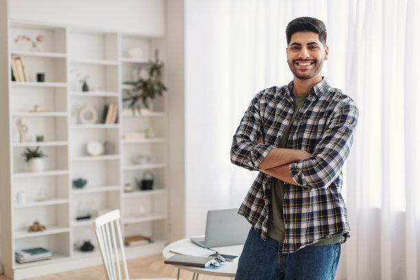 快乐男子的肖像，抱臂摆姿势图片下载