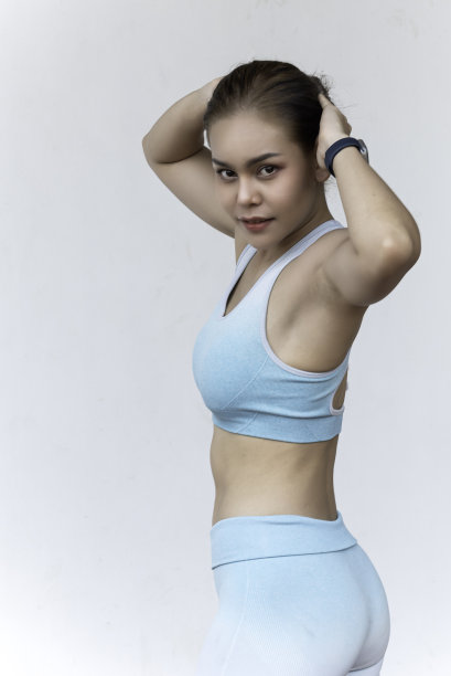 女子健身以瑜伽的风格和形象健身。穿着运动服、肌肉发达的女性。健康生活方式的概念。图片下载