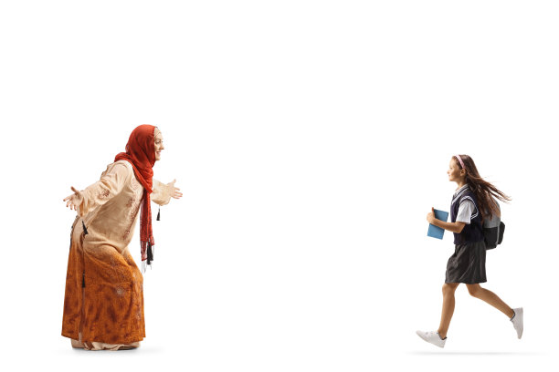 一个女生跑向一个穿着穆斯林民族服装的女人图片下载