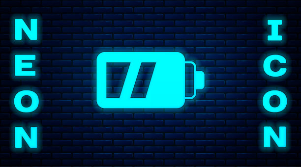发光的霓虹灯电池相机图标隔离在砖墙背景。闪电符号。向量图片下载