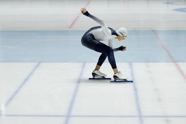 侧面的年轻运动员在运动制服弯曲向前图片下载