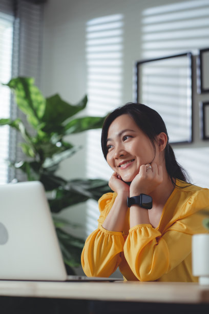 亚洲女人开心的笑着感觉坠入爱河。图片下载