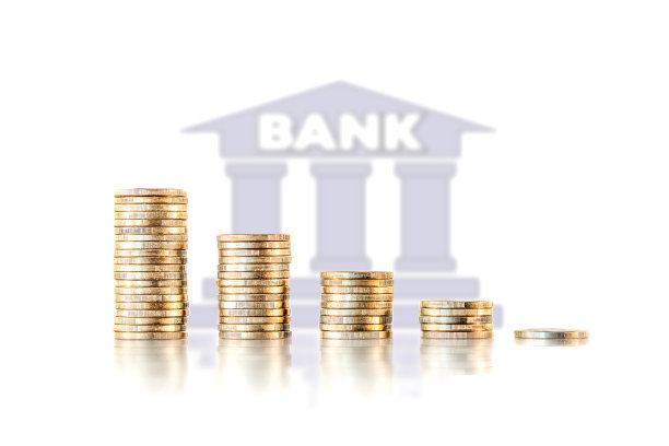 成堆的钱硬币与银行图标的背景。银行危机的概念图片下载