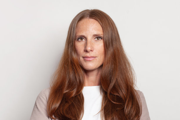 漂亮自信的中年成年妇女与长棕色头发肖像。漂亮的女性面孔特写。图片下载