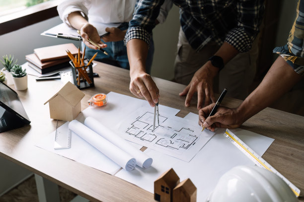 工程师和建筑师开会工作，手绘蓝图，并与他的同事进行简报。工程工具和施工概念图片下载