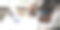 工程师和建筑师开会工作，手绘蓝图，并与他的同事进行简报。工程工具和施工概念图片下载