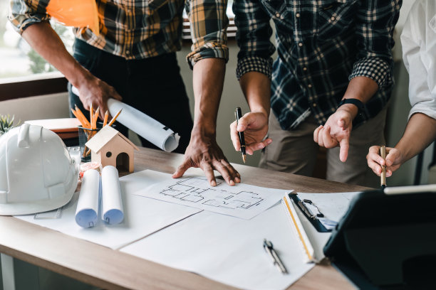 人顾问施工现场工程师。在数字平板电脑上绘制蓝图，讨论平面图和建筑平面图。建筑的概念图片下载