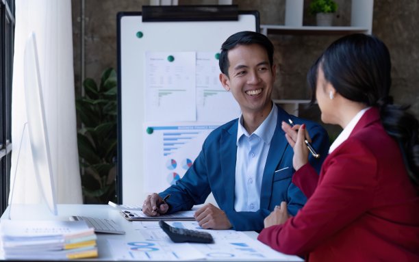 年轻的亚洲商业团队，富有创造力的商务人士在办公室同事。会议介绍税务分析图公司财务。人们在商务办公室工作图片下载