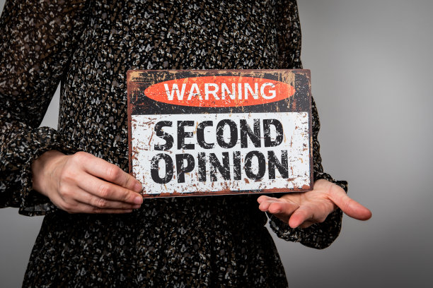 第二意见概念。有文字的警告标志图片下载