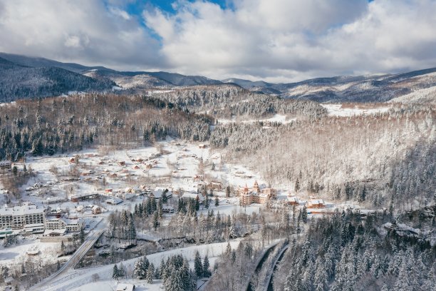 冬天喀尔巴阡山脉的小镇。雄伟的空中景观图片下载