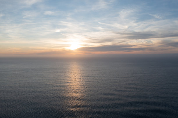 伟大的无人机照片的日落在大西洋与一点云覆盖。图片下载