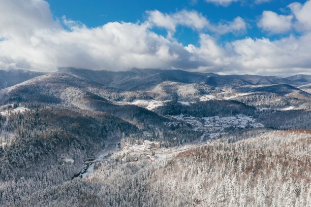 冬天喀尔巴阡山脉的小镇。雄伟的空中景观图片下载