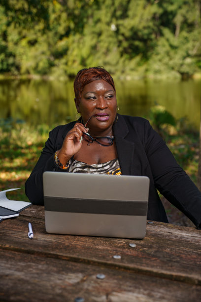 女商人戴着老花镜思考图片下载