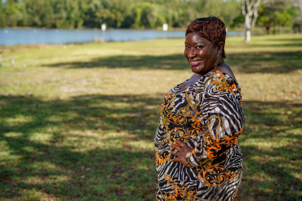 大码模特bbw在公园外摆姿势的图片图片下载