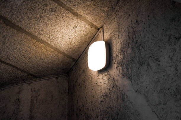 一盏不太亮的灯照亮了地下室。图片下载