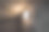 一盏不太亮的灯照亮了地下室。图片下载