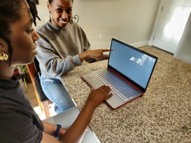 两个非裔美国女性共用一台笔记本电脑的特写镜头图片下载