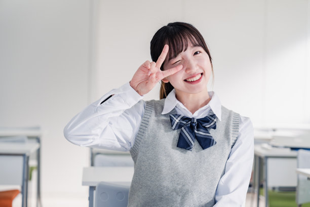 高中女生在教室里讲和图片下载