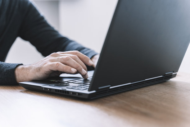 用户在办公室或家里的桌面上使用计算机。商业，学习，技术理念。图片下载