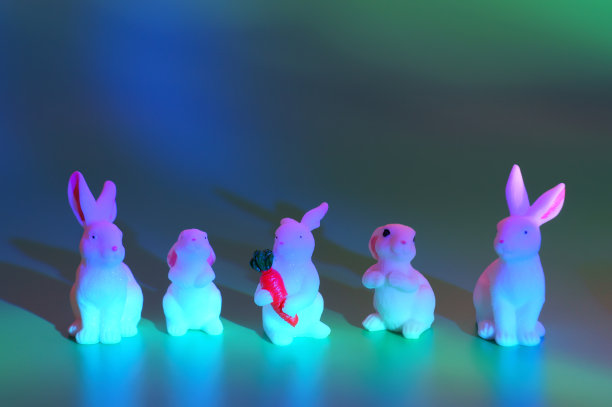 绿色背景上的玩具兔子。图片下载