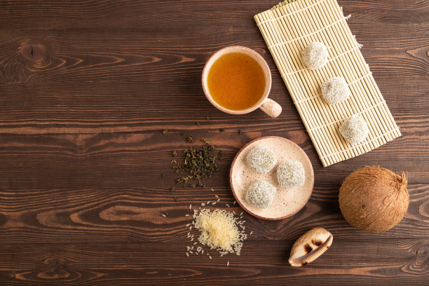 日式糯米甜包麻糬，馅有香兰和椰子酱，放在棕木上，俯视图，复制空间。图片下载